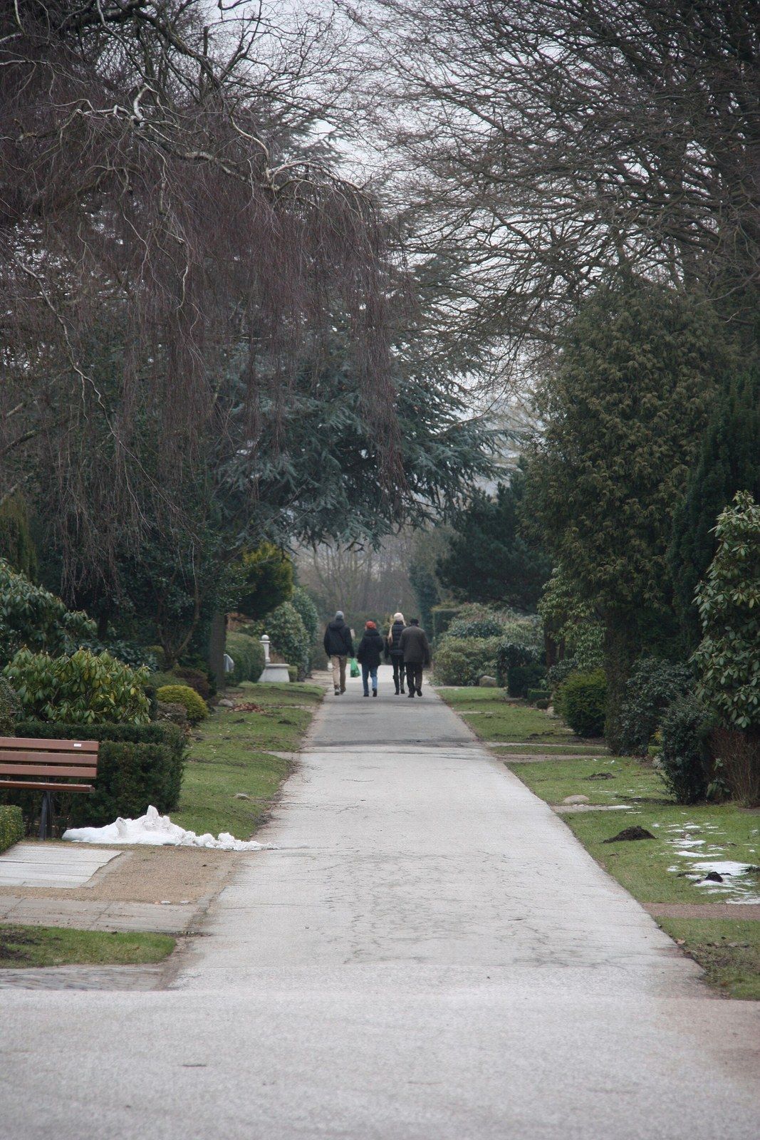 Querweg zwischen den Grabfeldern des Neuen Friedhofs Niendorf – Neuer Friedhof Niendorf