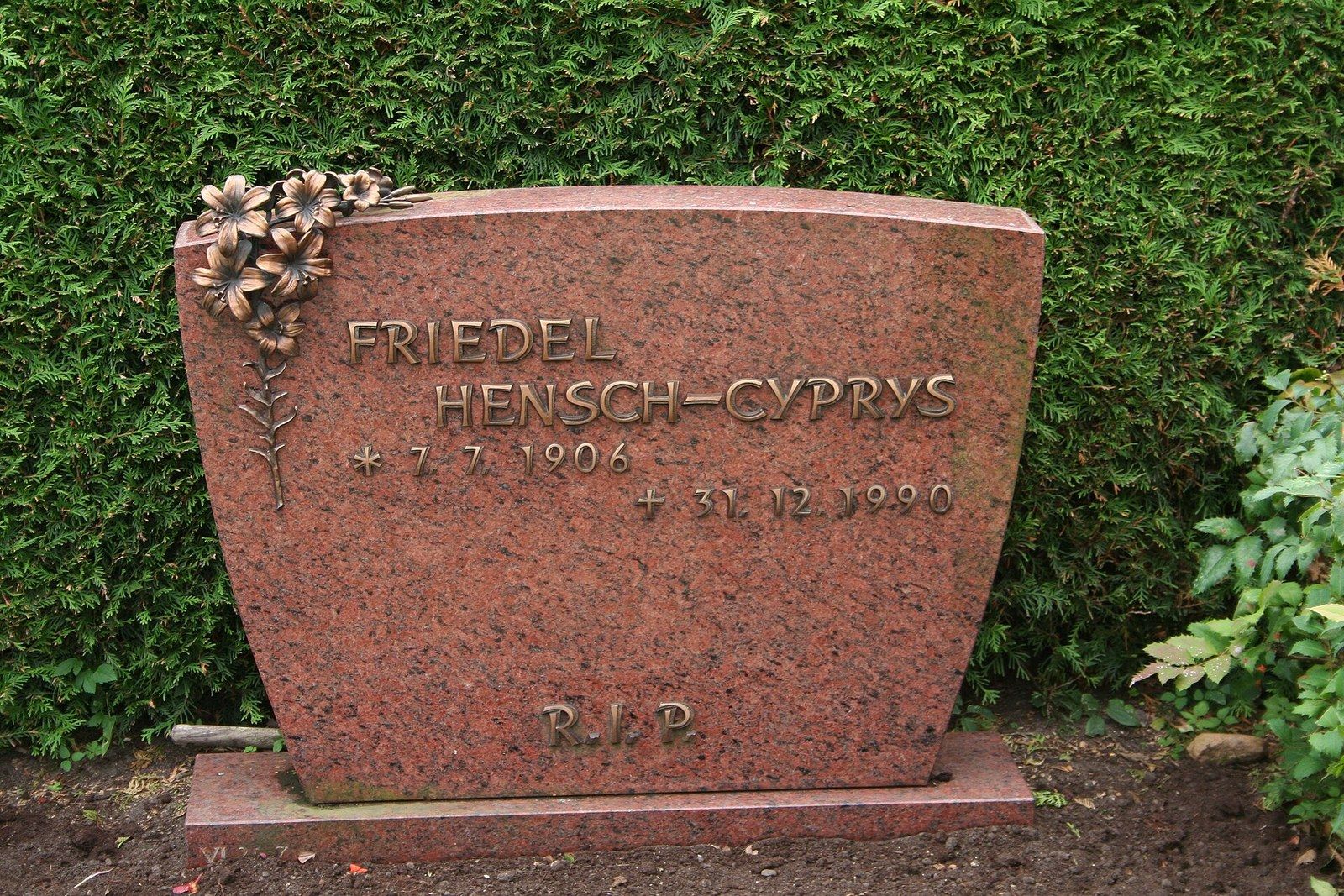 Grabstätte der Sängerin Friedel Hensch – Neuer Friedhof Niendorf